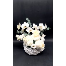 Aranjament in cos de ratan cu phalenopsis si trandafiri albi