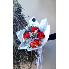 Buchet cu 3 trandafiri ecuador,lalele rosii si accesorii de iarna