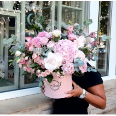 Aranjament cutie DELUXE hortensia roz si mixt de flori